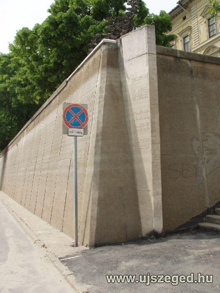 15. kép A szegedi emlékoszlop - bejelölve, évszám megadással - a legmagasabb tiszai árvízszinteket mutatja. 15. kép A szegedi emlékoszlop - bejelölve, évszám megadással - a legmagasabb tiszai árvízszinteket mutatja.
